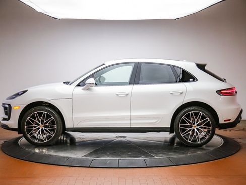 Certified 2025 Porsche Macan AWD/4WD image 2
