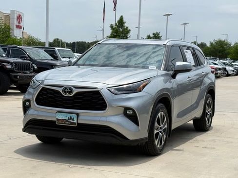 Used 2023 Toyota Highlander XLE FWD image 4