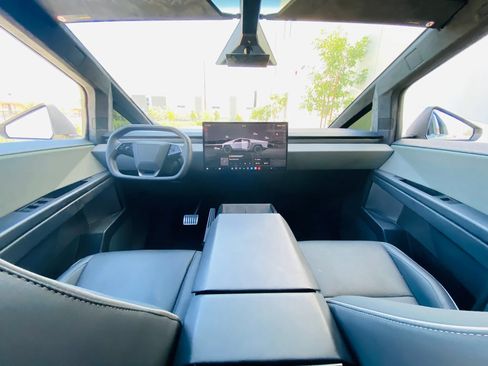 Used 2024 Tesla Cybertruck AWD Crew Cab image 28