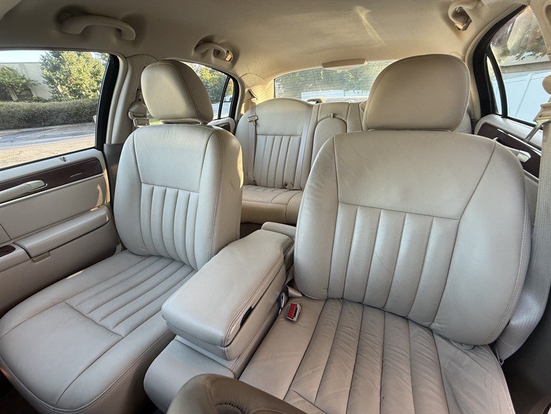 Used 2004 Lincoln Town Car Signature RWD image 22