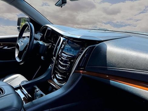Used 2018 Cadillac Escalade Premium Luxury AWD/4WD image 27