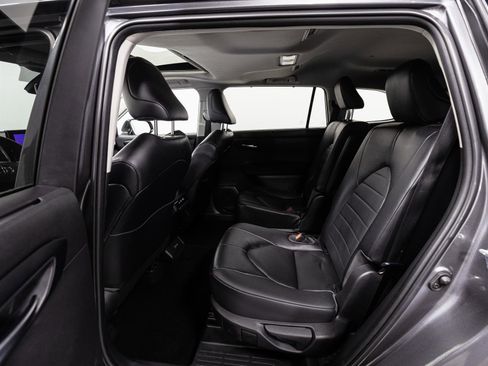 Certified 2023 Toyota Highlander XLE image 6