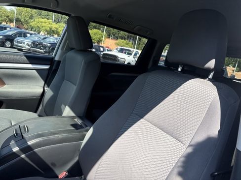 Used 2019 Toyota Highlander LE AWD/4WD image 20