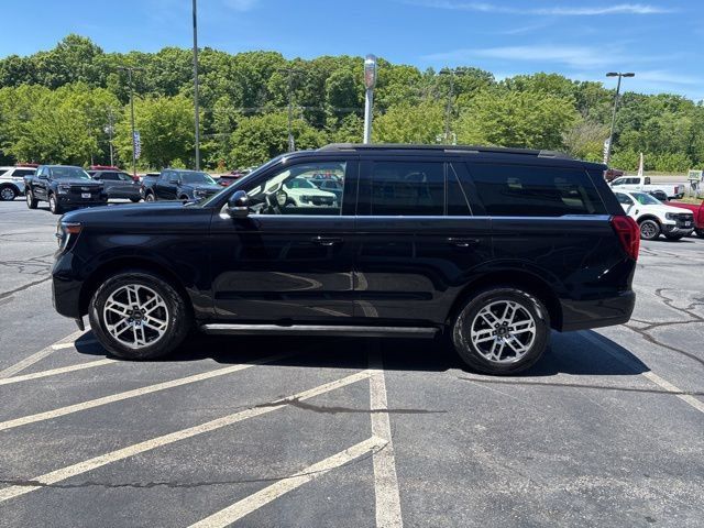 Used 2025 Ford Expedition Active AWD/4WD image 3