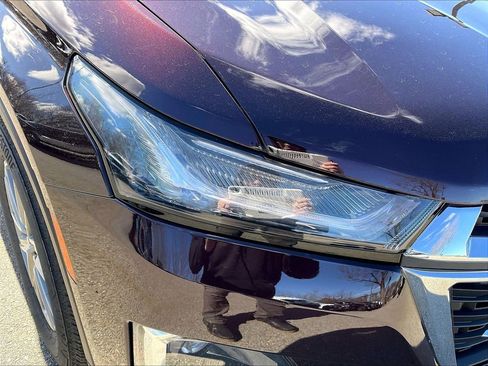 Used 2023 Chevrolet Traverse LT w/ Rear Camera Mirror Package image 30