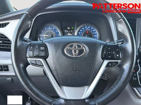 Used 2020 Toyota Sienna XLE w/ XLE Navigation Package FWD image 18