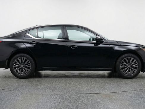 Used 2025 Nissan Altima 2.5 SV FWD image 11