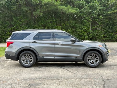 Used 2021 Ford Explorer XLT w/ Equipment Group 202A AWD/4WD image 3