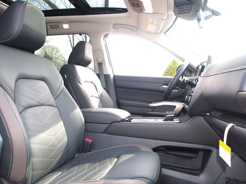 New 2025 Nissan Pathfinder Platinum image 11