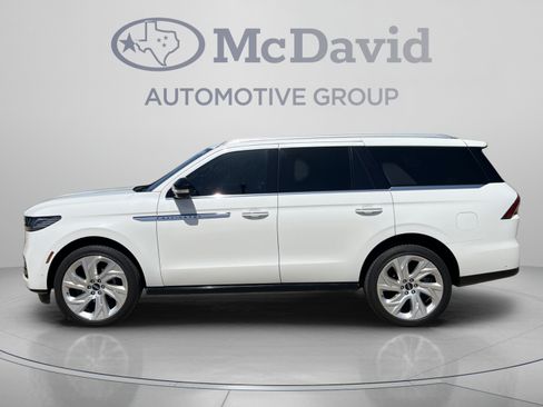 Certified 2025 Lincoln Navigator Reserve AWD/4WD image 4