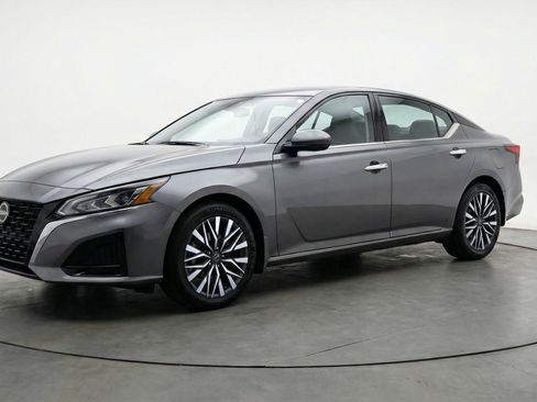 Used 2025 Nissan Altima 2.5 SV image 3