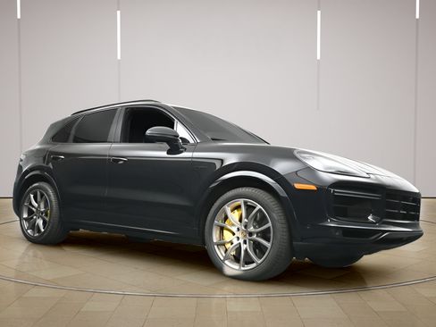Certified 2022 Porsche Cayenne Turbo S AWD/4WD image 30