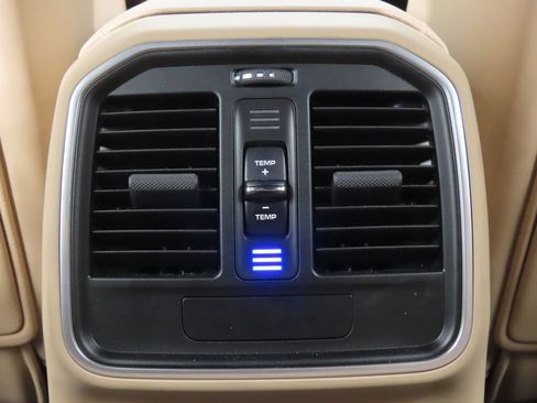 Certified 2026 Porsche Macan AWD/4WD image 33