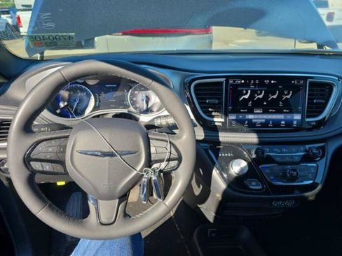 Used 2023 Chrysler Pacifica Touring-L w/ S Appearance Package FWD image 5