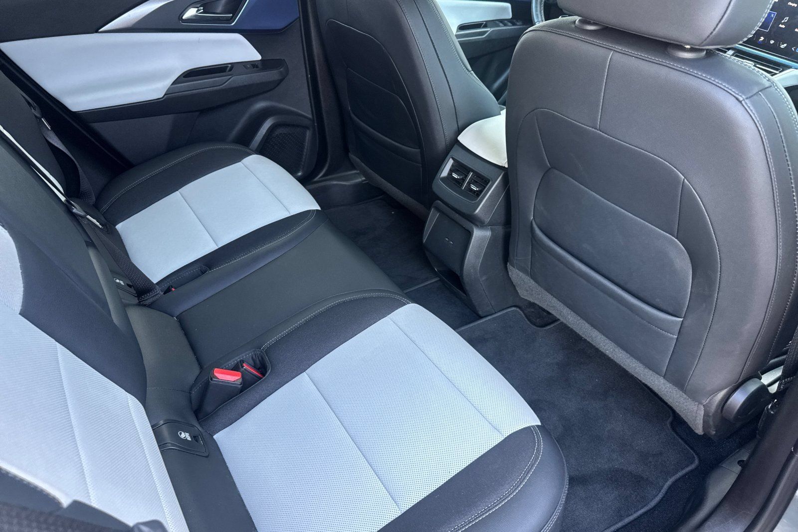 Used 2024 Chevrolet Equinox EV LT FWD image 19