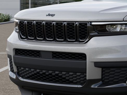 New 2025 Jeep Grand Cherokee L Laredo image 22