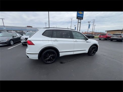 Used 2023 Volkswagen Tiguan SE R-Line image 8
