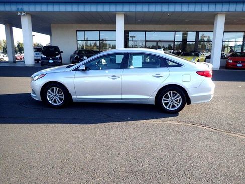 Used 2015 Hyundai Sonata SE image 2