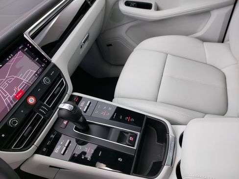 Certified 2026 Porsche Macan image 26