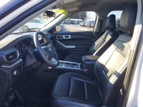 Used 2022 Ford Explorer XLT w/ Equipment Group 202A image 6