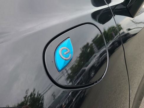 New 2023 Chrysler Pacifica Limited w/ Uconnect Theater Family Group image 14