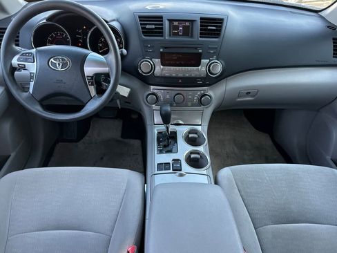 Used 2011 Toyota Highlander 2WD w/ Tech Pkg image 4