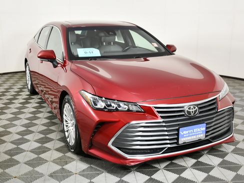 Used 2019 Toyota Avalon XLE w/ Moonroof Package image 3