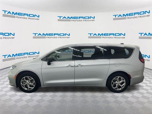 Used 2024 Chrysler Pacifica Limited image 2