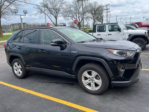 Used 2021 Toyota RAV4 XLE w/ Convenience Package image 2