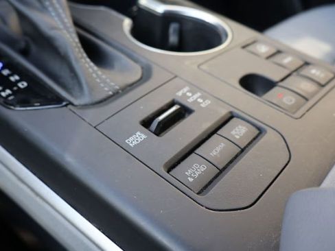 Used 2023 Toyota Highlander XLE AWD/4WD image 13