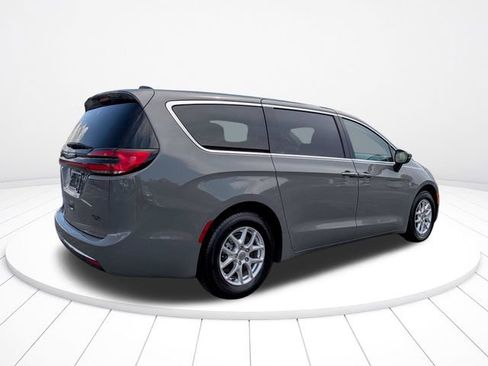 Used 2023 Chrysler Pacifica Touring-L FWD image 3