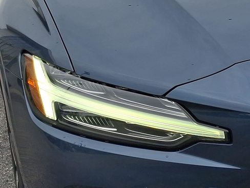 Used 2019 Volvo S60 T5 Momentum w/ Premium Package FWD image 9
