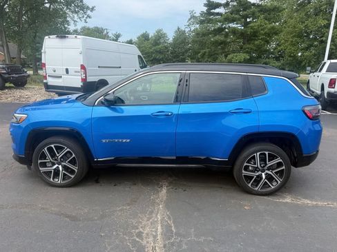 Used 2025 Jeep Compass Limited w/ Elite Group AWD/4WD image 3