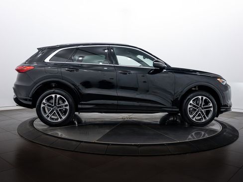 Certified 2025 Audi Q5 Premium w/ Convenience Package image 3