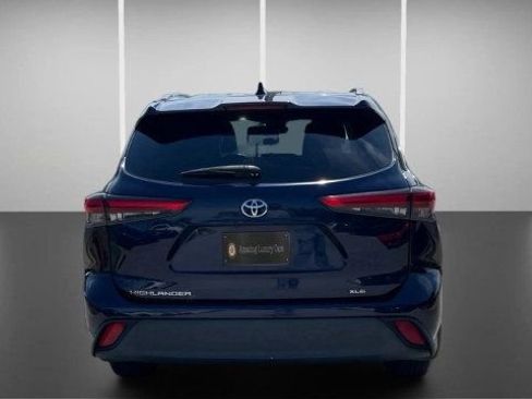 Used 2021 Toyota Highlander XLE AWD/4WD image 10