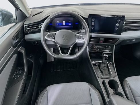 Used 2025 Volkswagen Jetta SE FWD image 4