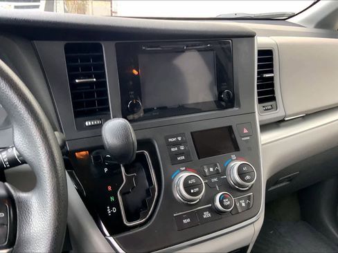 Used 2016 Toyota Sienna LE image 16