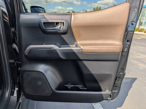 Used 2022 Toyota Tacoma Limited image 18