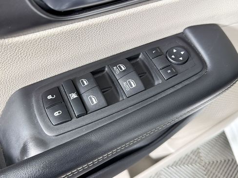 Used 2023 Chrysler Pacifica Touring-L FWD image 11