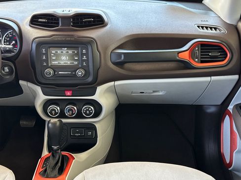 Used 2016 Jeep Renegade Latitude FWD image 31