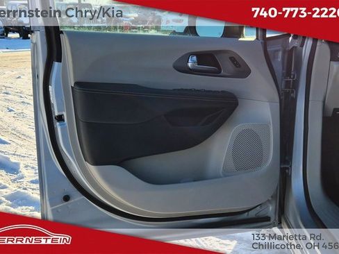 Used 2023 Chrysler Pacifica Touring-L image 15