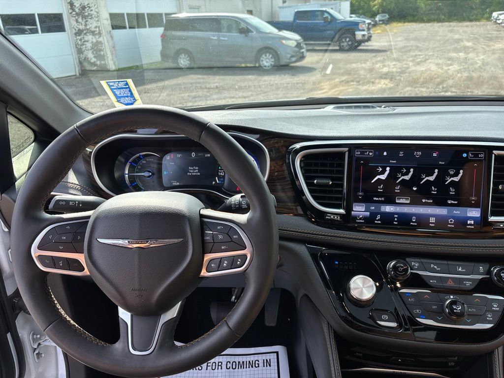 Used 2023 Chrysler Pacifica Pinnacle FWD image 15