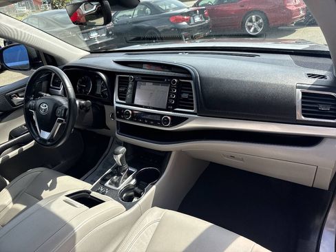 Used 2017 Toyota Highlander XLE AWD/4WD image 17