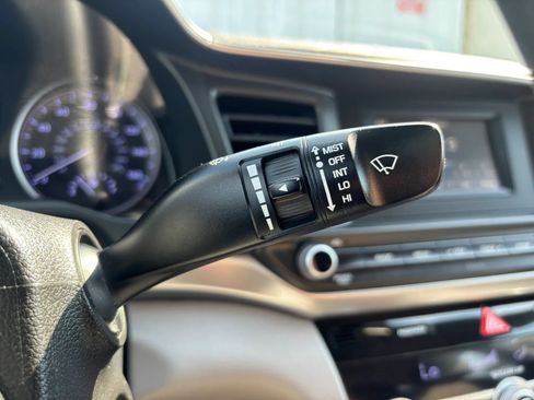 Used 2020 Hyundai Elantra SE FWD image 25