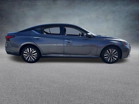 Used 2024 Nissan Altima 2.5 SV image 4