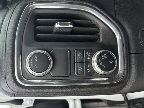 Used 2021 GMC Sierra 1500 Elevation image 18