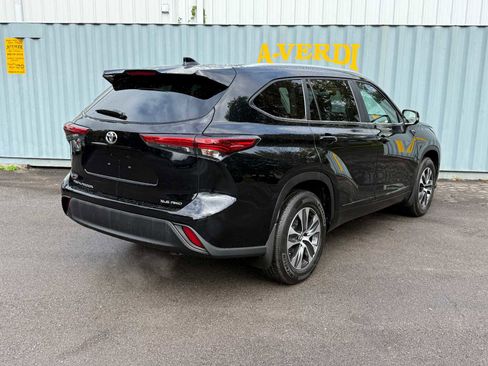 Used 2023 Toyota Highlander XLE image 5