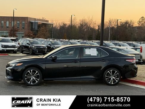 Used 2019 Toyota Camry SE image 4