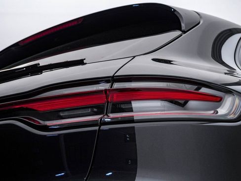 Certified 2025 Porsche Macan AWD/4WD image 12