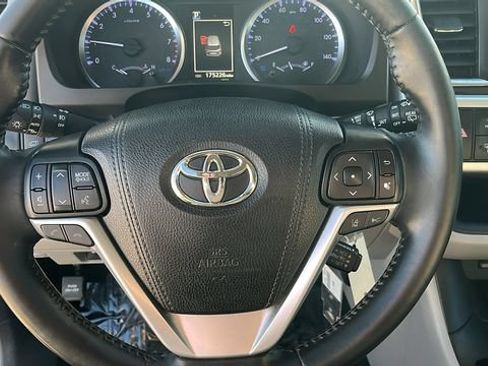 Used 2019 Toyota Highlander Plus w/ Carpet Mat Package (TMS) FWD image 7